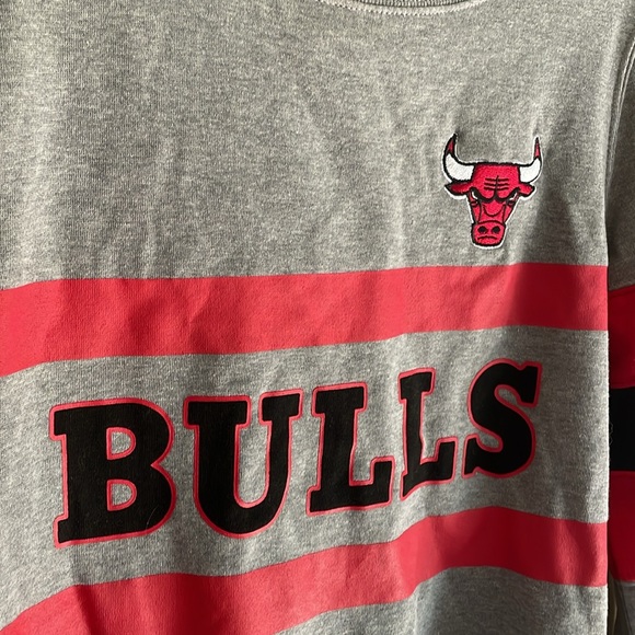 Chicago Bulls Pullover Size Medium - Picture 2 of 4